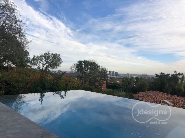 Infinity pool horizon