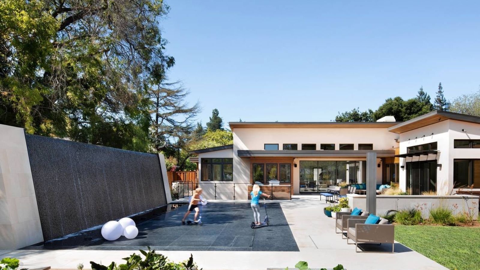 Movable or disapearing pool floor