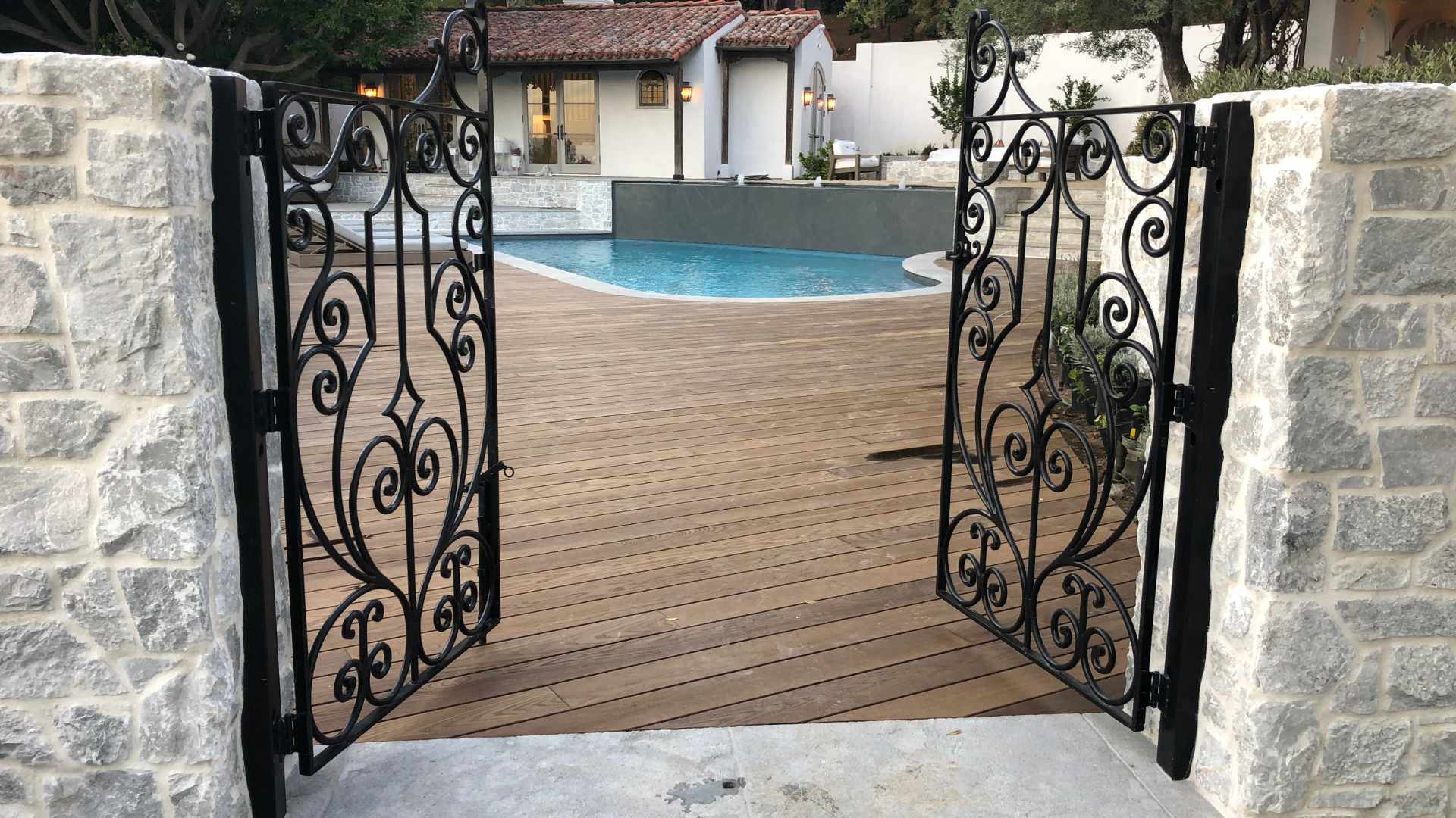 Best Decking Materials for Hot Climates and Pool Areas: Wood vs. Composite